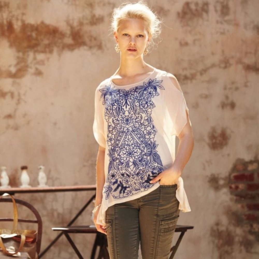 ANTHROPOLOGIE BLUE AND WHITE EMBROIDERED BLOUSE